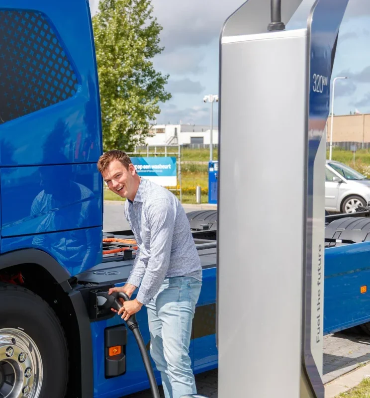 Mathijs Vrijbloed sluit een elektrische vrachtwagen aan op de laadpaal