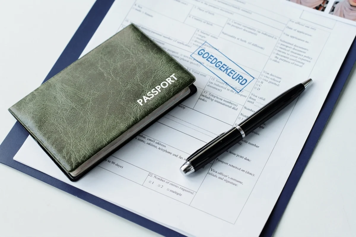Document met stempel goedgekeurd en paspoort, symbool voor succesvolle aanvraag van ontheffing zero-emissiezone