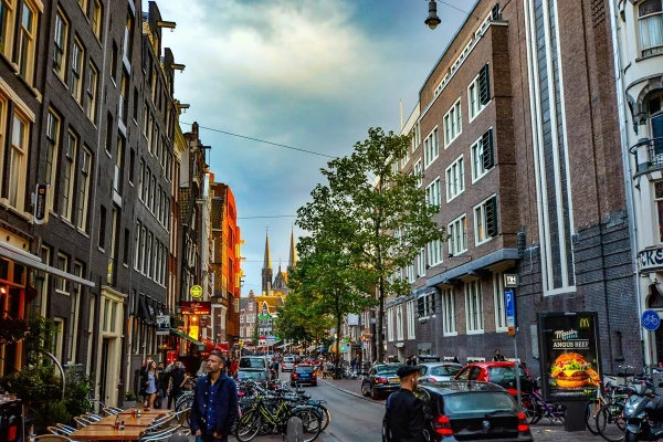 Drukke binnenstad in Nederland met verkeer en fietsen, voorbeeld van gebied waar zero-emissiezones gelden voor vrachtverkeer
